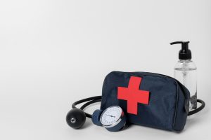 Kaip Pasirūpinti Naujos Sudėties Pirmosios Pagalbos Rinkiniu ir Kodėl Tai Svarbu? Naujos sudėties pirmosios pagalbos rinkinys automobiliui su turniketu, spaudžiamuoju tvarstiu ir kitais svarbiais įrankiais.