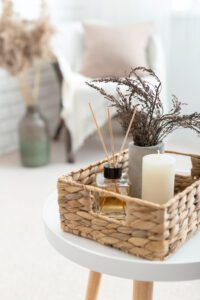 Populiariausi namų kvapų tipai: nuo difuzorių iki natūralių augalų Namų interjeras su aromatinėmis žvakėmis, difuzoriumi, augalais ir smilkalais, sukuriantis jaukią atmosferą.