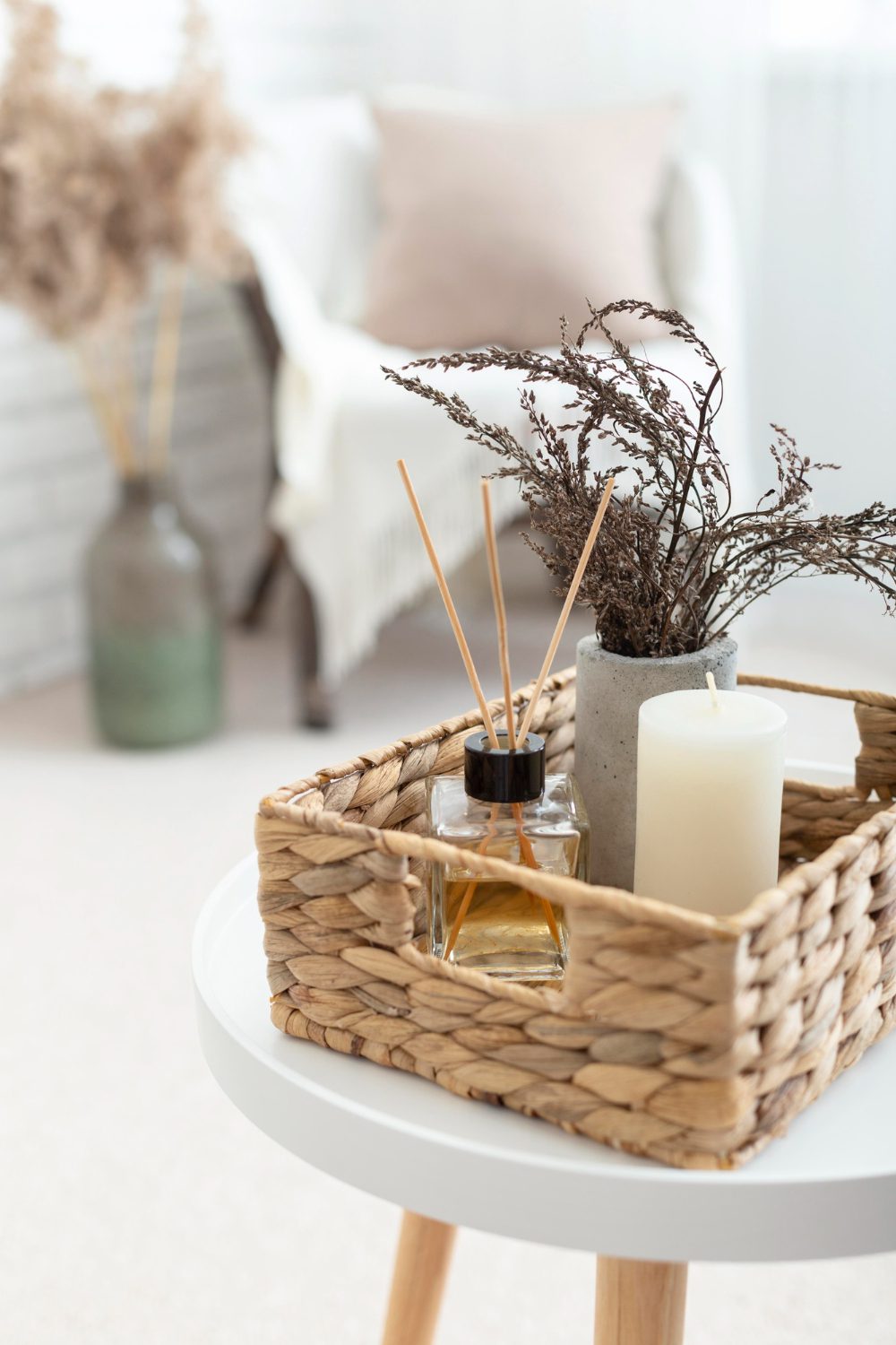 Namų interjeras su aromatinėmis žvakėmis, difuzoriumi, augalais ir smilkalais, sukuriantis jaukią atmosferą.